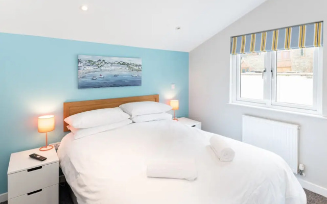 Seaside 3Bd Retreat With Balcony & Stunning Views