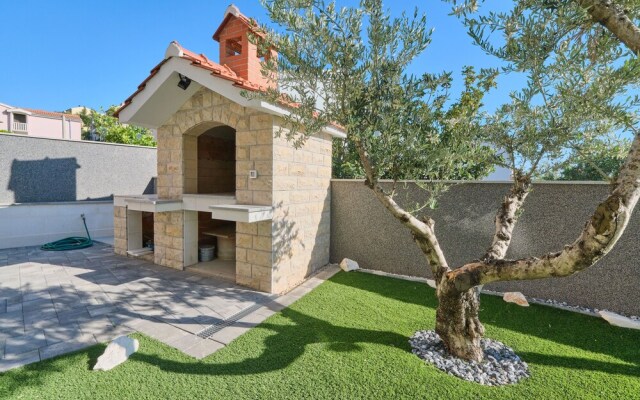 M&M Holiday House with a Pool by Litto