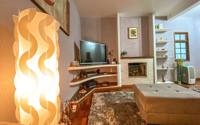 Casa confortável com churrasqueira na Granja Viana