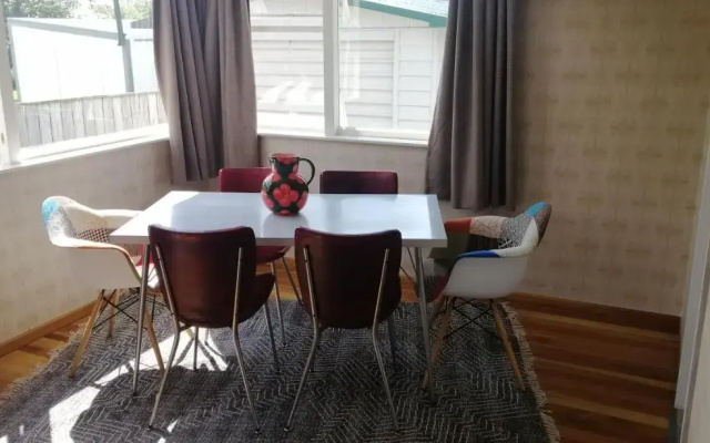 Super Central Cosy Greytown House with Garage