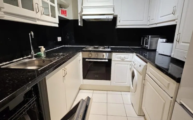 2 Bed Flat - Sleeps 4 - Parking - Balcony - Wifi