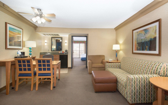 Embassy Suites by Hilton Phoenix Biltmore