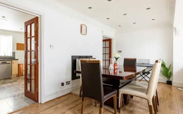 Cosy 3 Bedroom House in Kingston