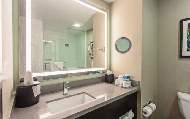 Holiday Inn Express & Suites Hollywood Walk Of Fame