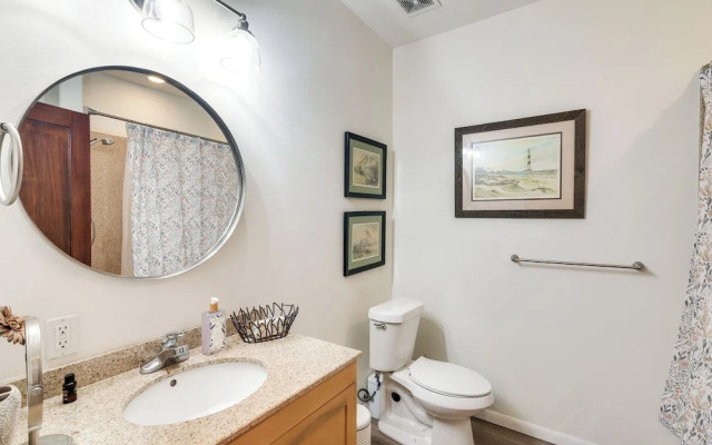 Pool Access, Walk to Beach: Galveston Condo!