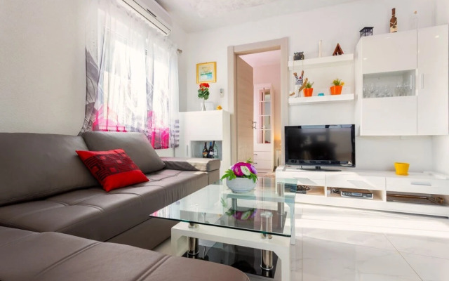 Goldie - 30 m From Beach - H