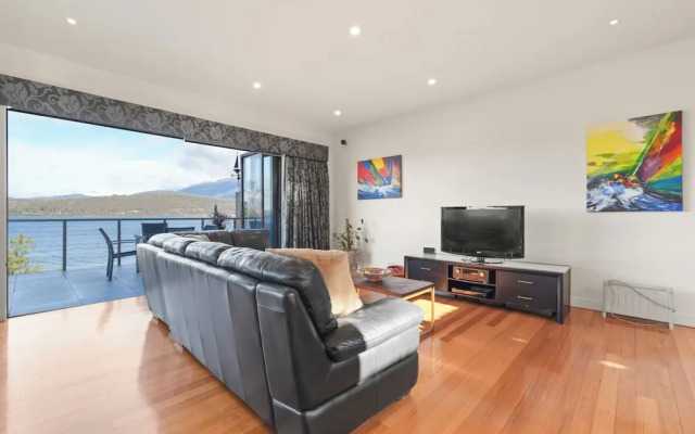 Waterfront Home - Gorgeous Views - 2 Bed