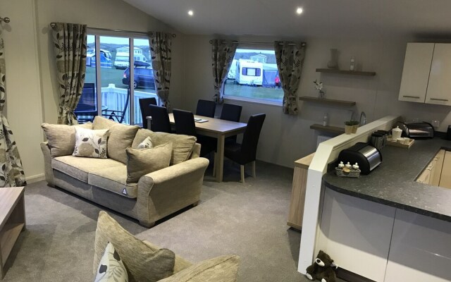 Luxury Lodge Embo