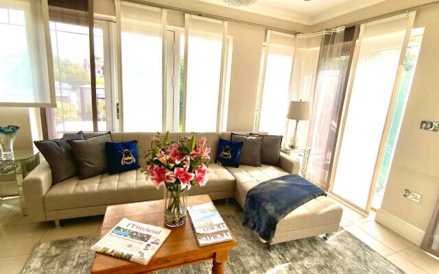 Private Room - The Beam Suite - Burway House on The River Thames
