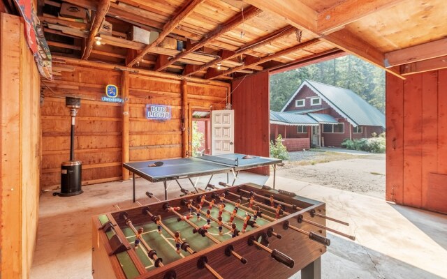 West Haus Escape 3 Bedroom Home by NW Comfy Cabins by RedAwning