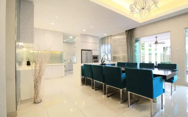 Chic 4BR Oasis With Gazebo, Your Dream Getaway