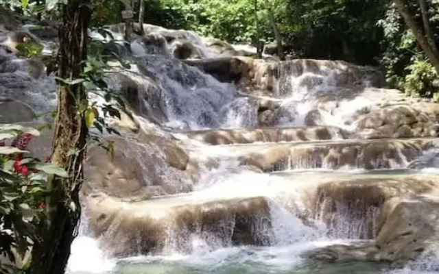 Private Pool Draxhall Gated Gym Tennis Full AC