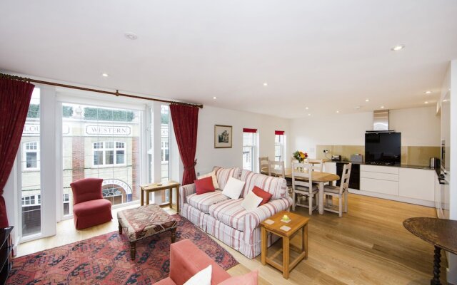 Up-market one Bedroom Apartment Just Minutes From the River Thames. Broughton rd