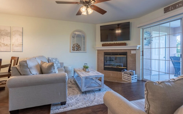 Afternoon Delight 2 Bedroom Condo by Redawning