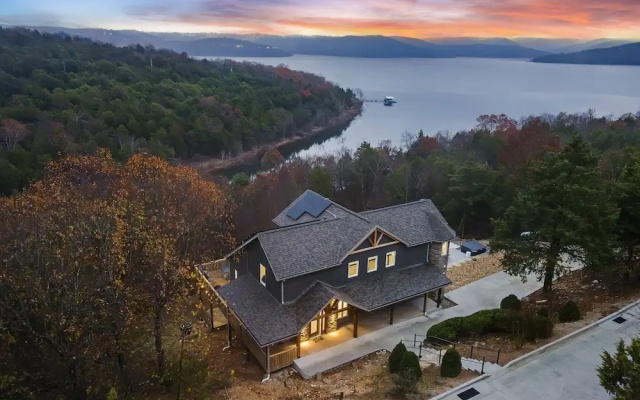 Van Kirk Cove 6 BDR Stunner!