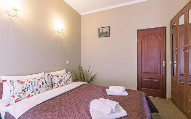 Anichkov Bridge Living Quarters