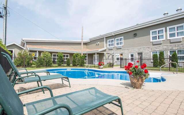 Econo Lodge Inn & Suites