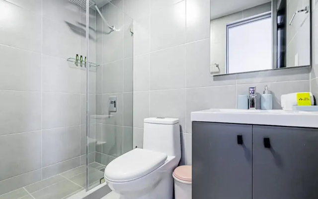 w Sophisticated 1BR w Great Deco in Centriqo