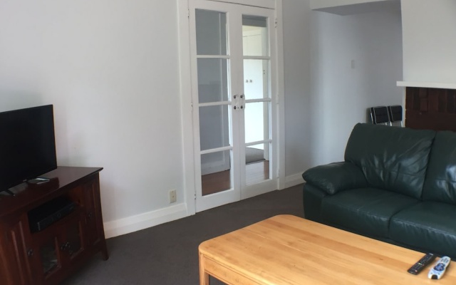 Villa on Nixon St – Guest Rooms – Hamilton