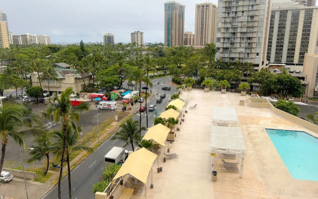 Hawaiian Monarch 1105 Condo by RedAwning