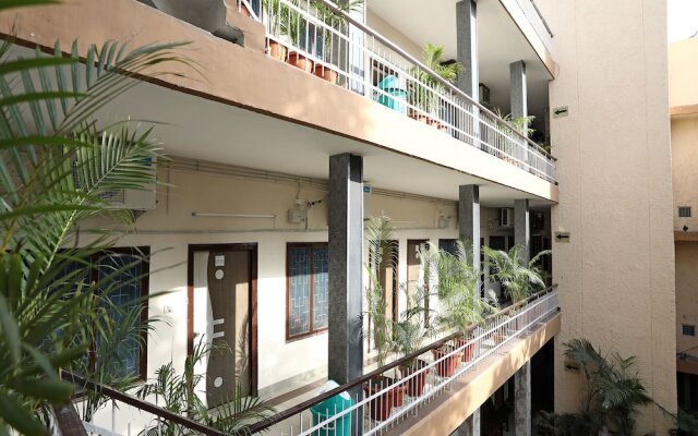 OYO 11937 Hotel Meedo