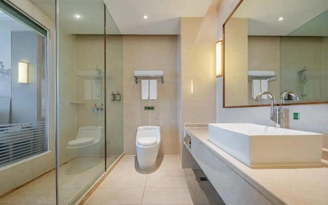 Vienna International Hotel Qishi Center Branch in Dongguan, Guangdong.