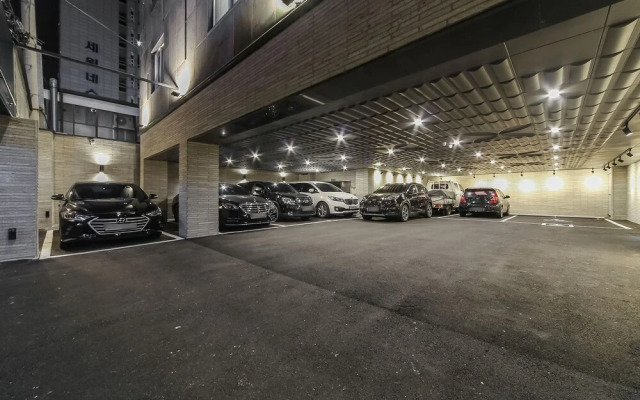 Busan Daeyeondong Hotel Onna