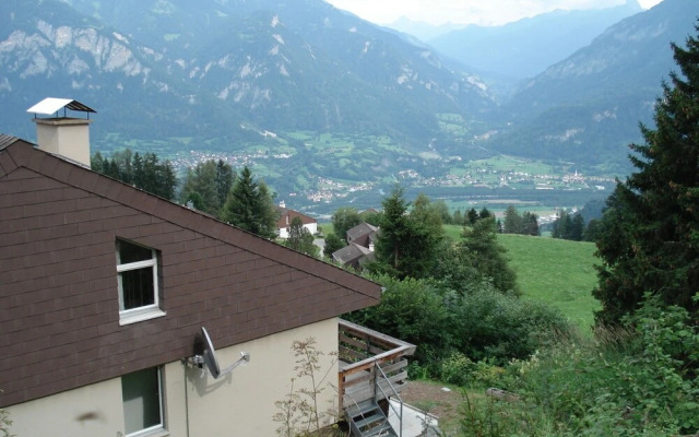 Cozy Apartment in Sarn near Forest