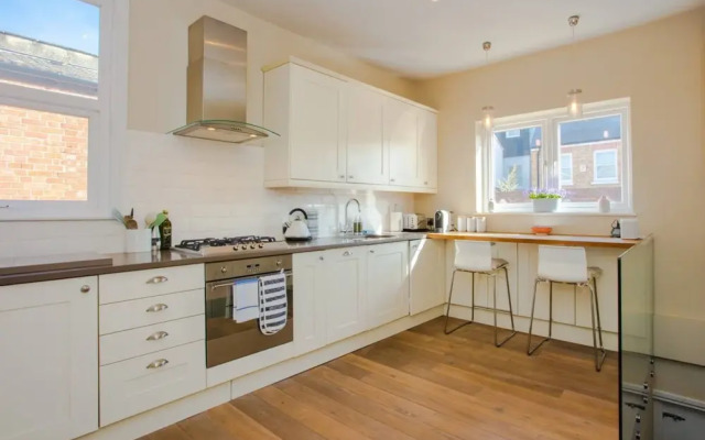 Classic and Elegant 3 Bedroom Apartment With Private Garden