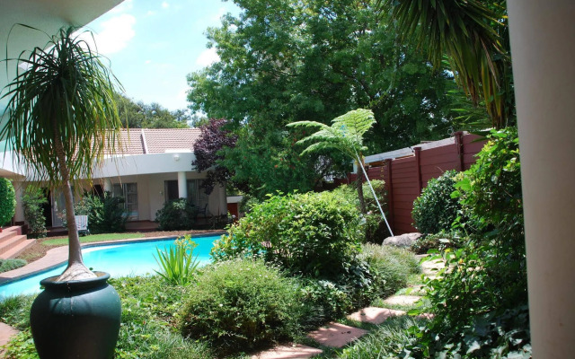 Woodmead Guest Lodge