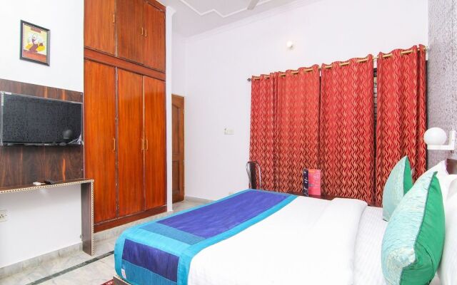 OYO Rooms Near Mayo Hospital