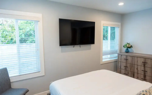 Upscale Upgraded Beautiful Spacious 3BR House in Encino Fully Renovated With Garage Very Large Fenced Yard Patio AT END OF Cul-de-sac p84