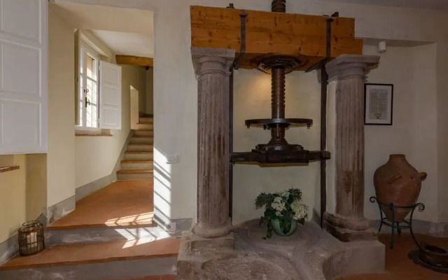 Luxury 6-bed Tuscan Villa Near Lucca and Florence