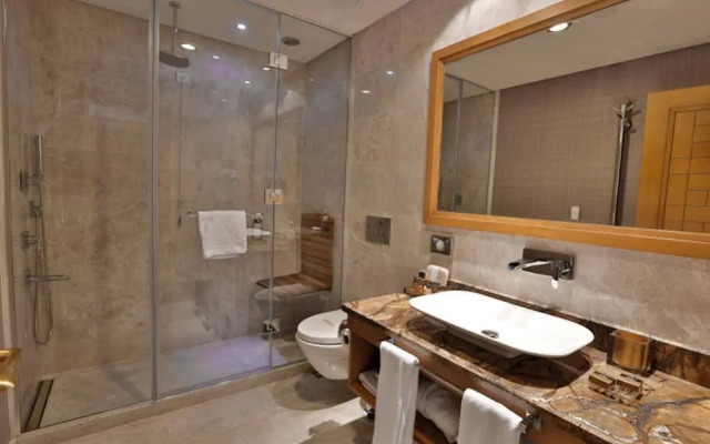 Queen Hotel & Spa