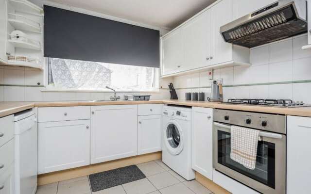 Cosy 3 Bedroom Home With Wifi, Parking & Garden