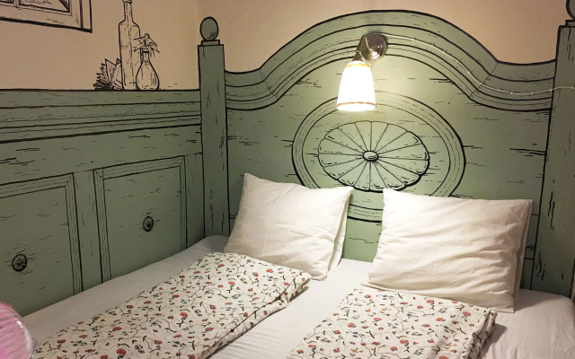 Lavender Circus Hostel And Apartments