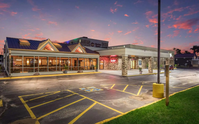 AmericInn & Suites By Wyndham Baraboo Event Center