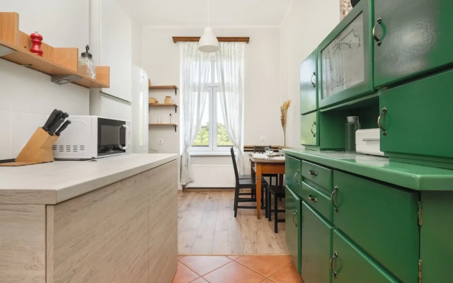 Wroclaw Apartment With Desk by Renters