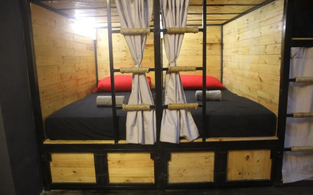 THE BUNK BACKPACKERS HOSTEL by fleur
