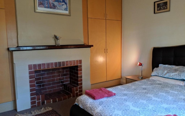 Walnut Cottage - 2 bedroom pet friendly country cottage – Guest Rooms – Bridgetown