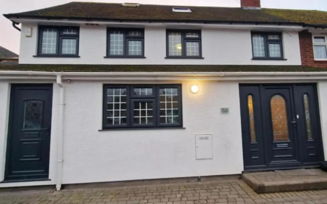 SnoozeDen Westmead – Windsor Castle & Legoland