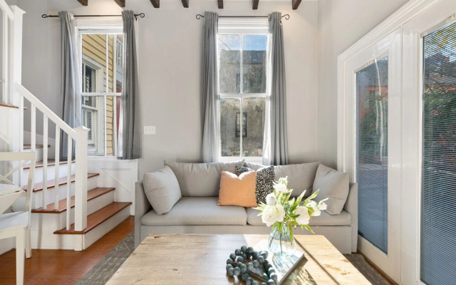 Beautiful Renovated Apartment Near King Street