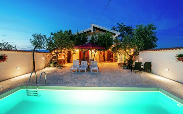 Cozy Holiday Home in Zadar with Swimming Pool