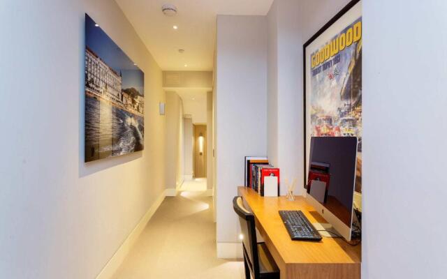 Veeve - Chelsea Square Serenity