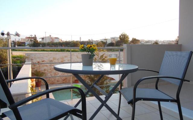 Villa Evie's -Spacious -4 apt'ς -with heated pool