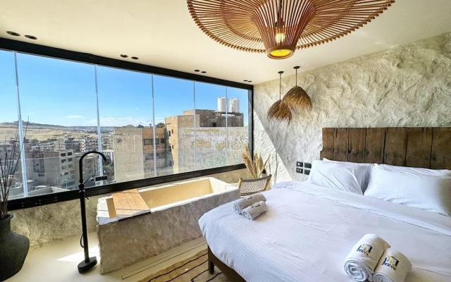 The 2 BDR Pyramids Vista w/ Bathtub