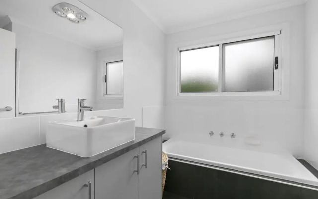 Fantasea - Free Foxtel & Wifi