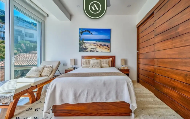 Luxurious 2 BR Condo - Oceanfront - Infinity Pools