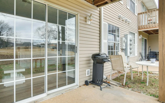 Near Golf & Table Rock Lake: Condo w/ Pool Access
