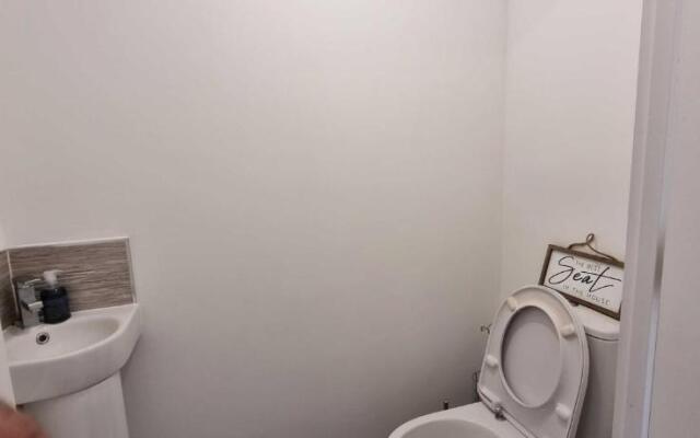 Near City Centre 4 Bed 2 Bath House with Parking, Digbeth, Birmingham